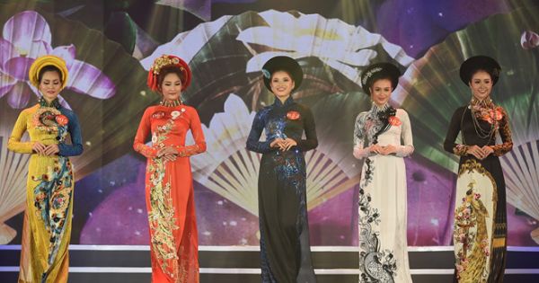 Bộ sưu tập áo dài họa tiết chim công cách điệu in 3D trên nền lụa