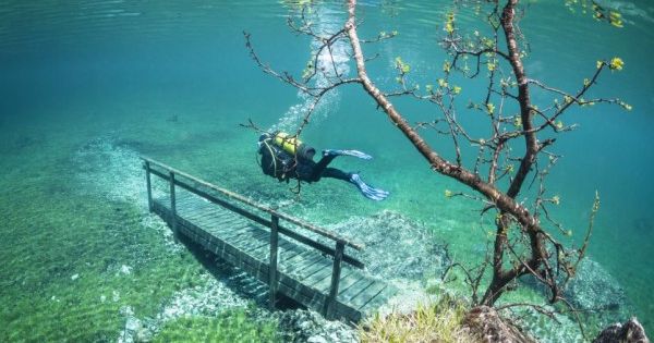 Kỳ ảo công viên chìm dưới nước cấm người lui tới