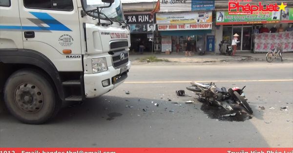 Bình Dương: Xe máy đấu đầu xe tải, 2 thanh niên thương vong