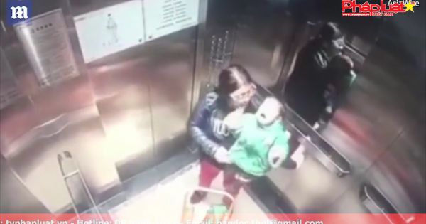 Mẹ vừa quay lưng đi, con bị giúp việc đấm thùm thụp trong thang máy