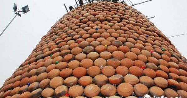 Độc đáo cây thông Noel được làm bằng hàng nghìn chiếc nồi đất