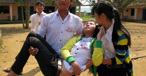 Nhiều học sinh bất ngờ có biểu hiện lạ, hung dữ bất thường