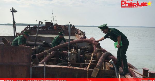 TP HCM: Bắt khẩn cấp 5 sà lan hút cát trái phép tại cần giờ