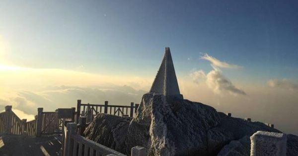 Đỉnh Fansipan trắng xóa băng tuyết khi nhiệt độ trong đêm giảm xuống -7 độ C