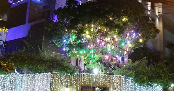 Hàng trăm người chen lấn chụp ảnh Noel tại biệt thự triệu USD của Mr Đàm