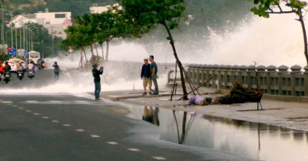 Sóng biển nổ như lựu đạn, đánh sập nhà dân ven biển Phan Thiết