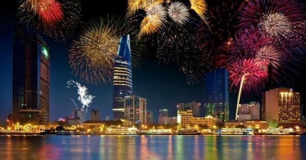Điểm báo 23/12/2017: Sẽ bắn pháo hoa chào mừng năm mới 2018
