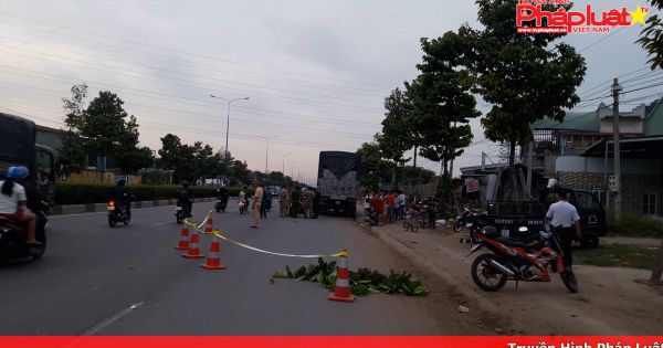 Bình Dương: Tông đuôi xe tải dừng đỗ bên đường, hai người thương vong