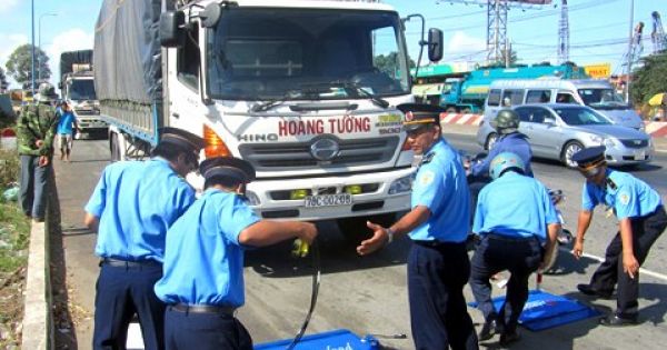 Chánh thanh tra Sở GTVT Hà Nội bị tố “bảo kê” xe quá tải: Chữ ký trong đơn là giả?