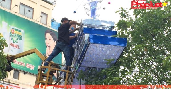 Cảnh báo mất an toàn vì công nhân trang trí chào năm mới không đồ bảo hộ