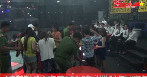 ​Hàng trăm cảnh sát đột kích quán bar lúc rạng sáng