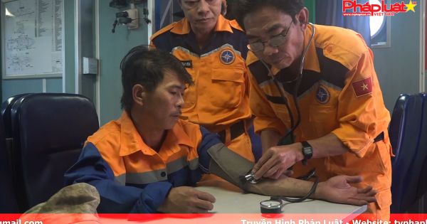 Cứu thuyền viên tàu QNa 93799TS bị phá nước, chìm nhanh