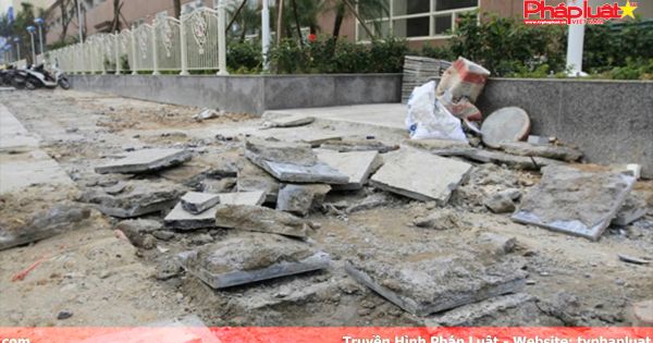 Hà Nội: Đá lát vỉa hè bị vỡ nát liên quan đến “con ông cháu cha”?