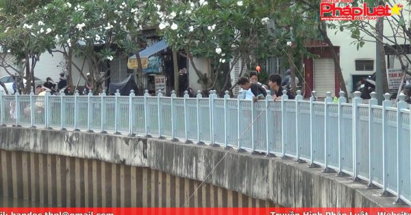 Câu cá rầm rộ bất chấp lệnh cấm trên kênh Nhiêu lộc – Thị nghè