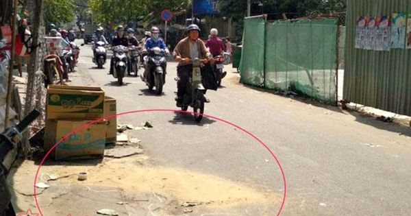 Sắt công trình bất ngờ rơi xuống đường, một người dân nguy kịch