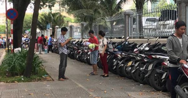 Quận 1 tạm đình chỉ 48 bãi giữ xe “vua” trên vỉa hè