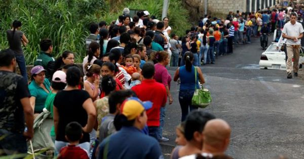 Venezuela mất nhiều giờ xếp hàng vẫn không rút nỗi một USD