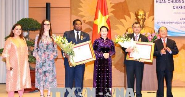 Trao huân chương hữu nghị cho nguyên Chủ tịch IPU và Tổng thư ký IPU
