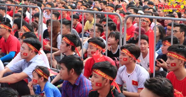 Giây phut vỡ òa của cổ động viên Việt Nam tại TP HCM