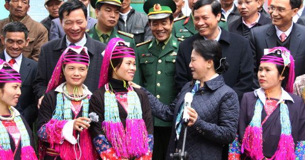 Hà Giang: Mang tết sớm lên đồng bào vùng biên