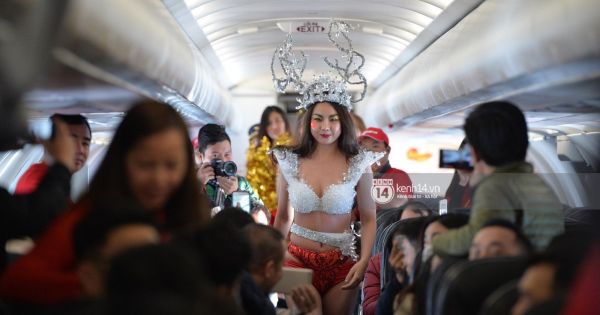Phản cảm khi Vietjet cho gái trẻ mặc hở hang tiếp đón U23 Việt Nam trên máy bay