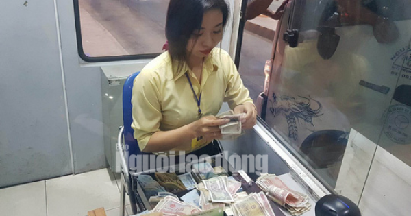 Tài xế trả tiền lẻ bị ướt khi qua trạm BOT Cần Thơ - Phụng Hiệp