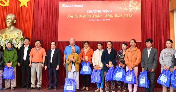 Tặng quà Tết nhân dân vùng lũ Quảng Ngãi