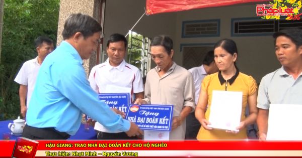 Hậu Giang: Trao nhà đại đoàn kết cho hộ nghèo