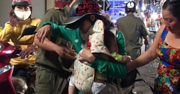 Phẫn nộ cảnh mẹ rao bán con ngoài chợ