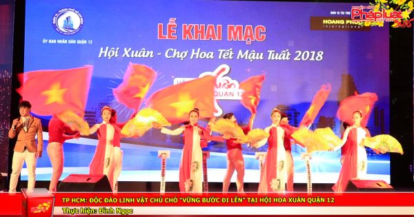 TP HCM: Độc đáo linh vật chú chó “vững bước đi lên” tại hội hoa xuân quận 12