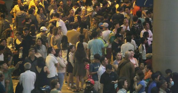 Vạ vật giữa đêm ở sân bay Tân Sơn Nhất đón Việt kiều về ăn Tết