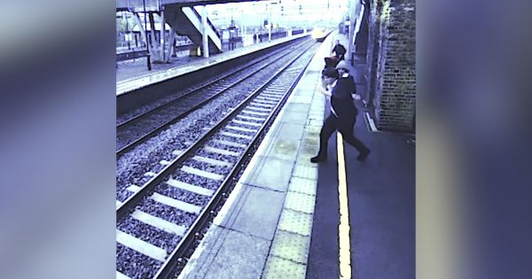 Cô gái đã mạo hiểm để cứu người đàn ông rơi vào cảnh tuyệt vọng này!