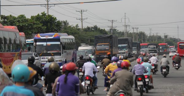 Số lượng ôtô đổ về miền Tây nhiều gây ùn tắc nhiều nơi