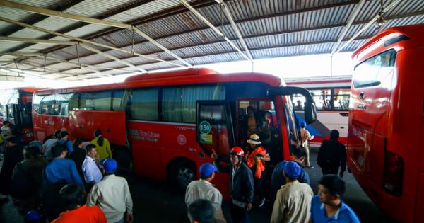 Người dân bắt đầu đổ về Sài Gòn, Hà Nội sau kỳ nghỉ Tết Mậu Tuất