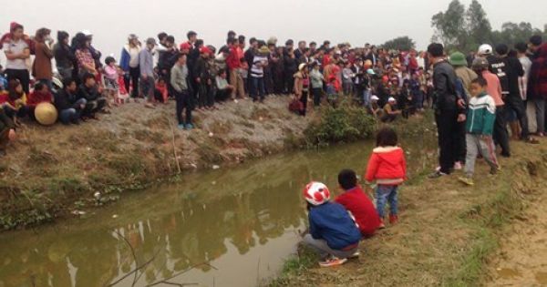 Nghệ An: “Cá thần” gây xôn xao đã bị bắt: Người dân chen chân chạm vào cá, thả tiền xuống dòng kênh cầu may