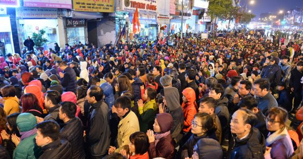 Người dân đổ về các chùa cúng sao giải hạn sau Tết