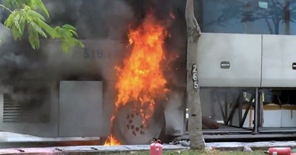 Ôtô chở hơn chục khách cháy ngùn ngụt trên đại lộ ở Sài Gòn