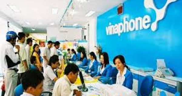 Chật kín khách hàng tại các điểm giao dịch của các nhà mạng