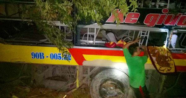 Kon Tum: Xe khách lao xuống vực tại đèo Lò Xo, 20 người thương vong