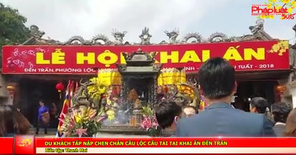 Du khách tấp nập chen chân cầu lộc cầu tài tại Khai ấn Đền Trần