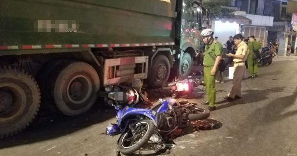 TP HCM: Xe ben lao qua giải phân cách, cuốn gần 10 xe máy vào gầm