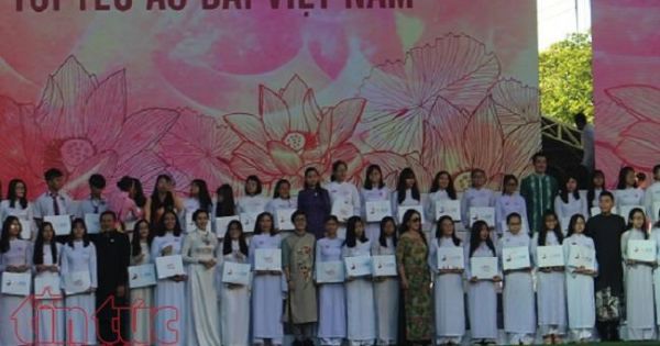 Tại phố đi bộ Nguyễn Huệ có hơn 3.000 người tham gia đồng diễn áo dài