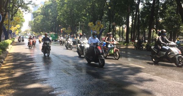 TPHCM: Xe tưới nước xuống đường giảm nhiệt trong mùa nắng