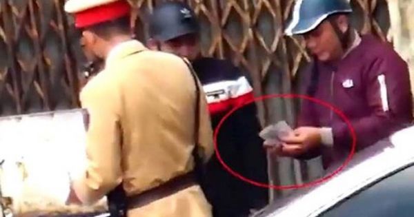 Người dân đưa tiền cho CSGT có phạm tội đưa hối lộ?