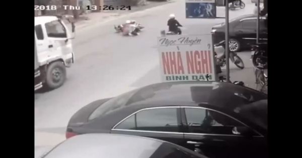 Tài xế đánh xe tải xuất thần, cứu mạng 2 nữ sinh