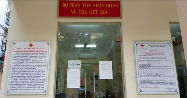 Bị chụp hình đọc báo trong giờ làm việc, cán bộ phường mắng, dọa đánh công dân