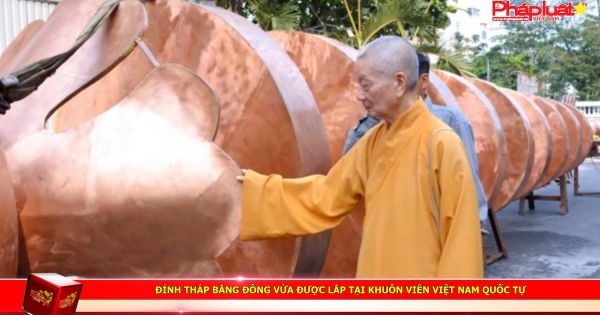 Đỉnh tháp bằng đồng vừa được lắp tại khuôn viên Việt Nam Quốc Tự