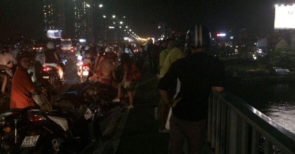 Nam thanh niên nhảy sông Sài Gòn sau khi bị buộc thôi học