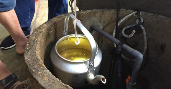 Hà Tĩnh: Giếng nước tự nhiên “biến” thành giếng dầu hỏa