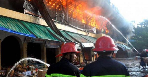 Nam thanh niên đốt chợ để bạn gái 